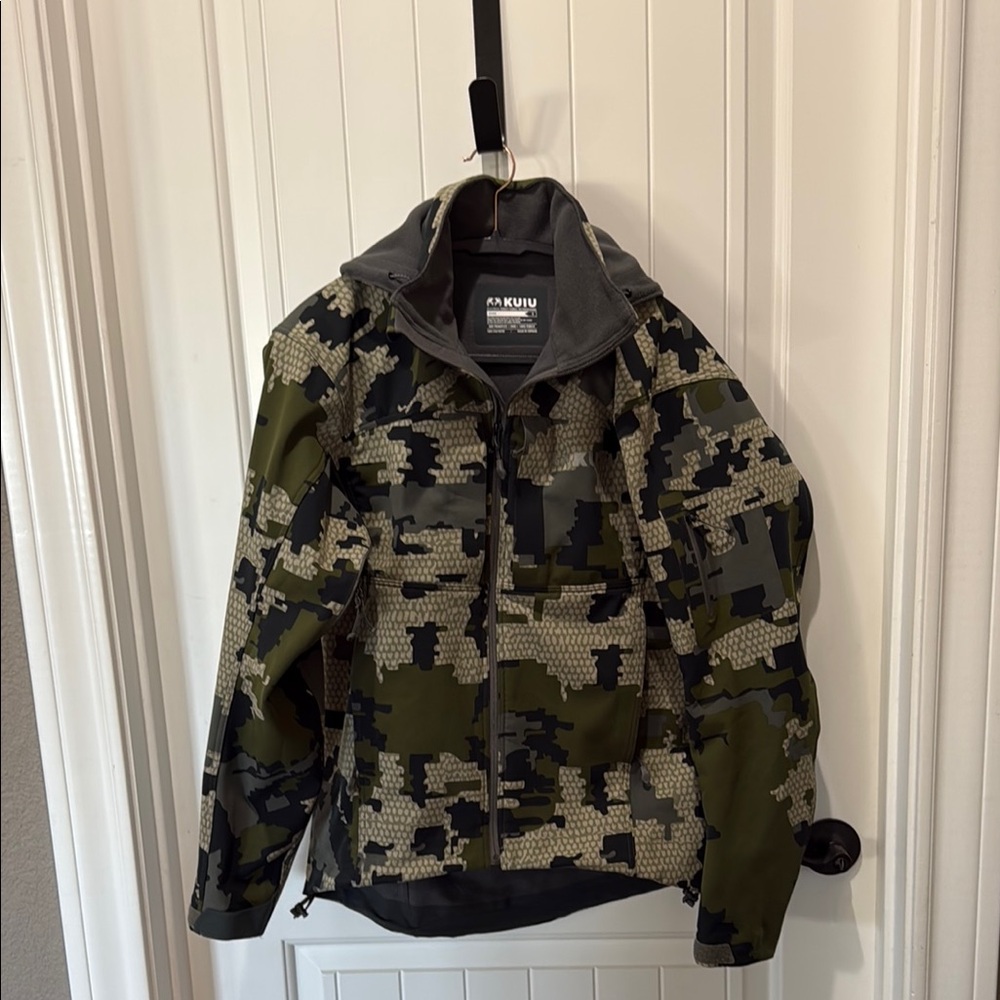 KUIU Performance Jacket in Camouflage